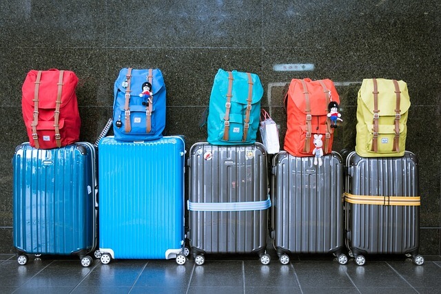 5つのスーツケースが並んでいる