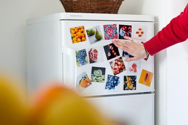 果物の写真が貼られた冷蔵庫が写っている
