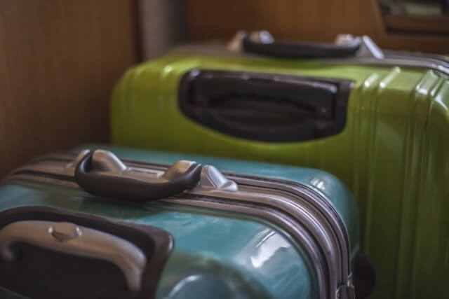 緑と青のスーツケース上部