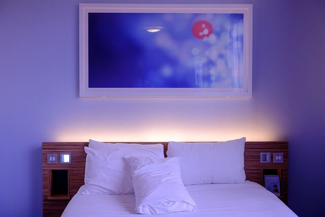 壁に絵が飾られているシンプルなベッド