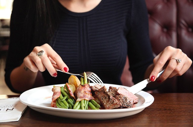 ステーキを食べる女性の画像